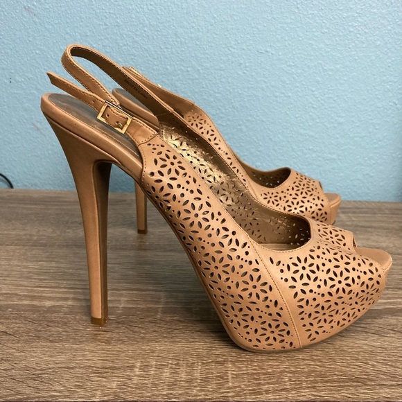 BCBGeneration Platform 2” Pump 5.5” Heels - Sz 10 - Cream - Picture 12 of 13